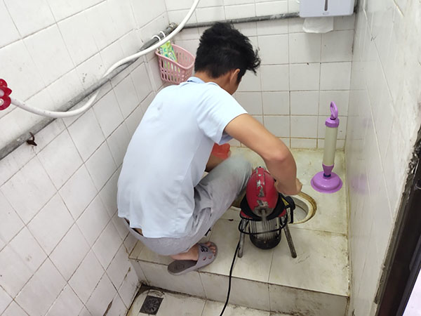 云城肥皂掉到马桶里把马桶堵住了怎么办？马桶堵住了怎么办