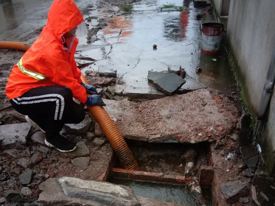 云城专业清理污水池 炜誉市政以规范流程守护城市 “肠道”