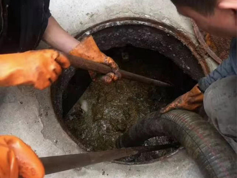 云城清理化粪池时如何避免沼气的危害？